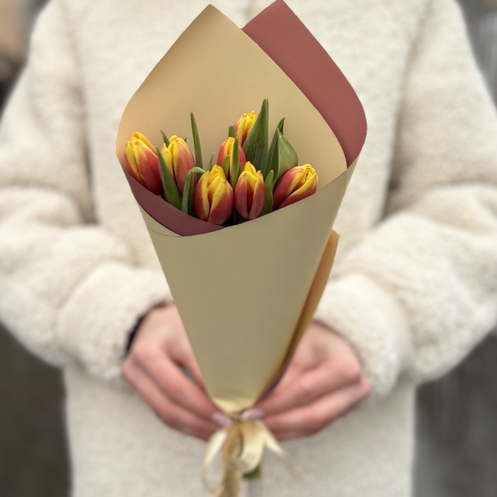 7 красно-желтых тюльпанов Денмарк