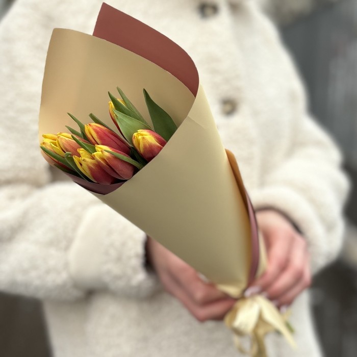 7 красно-желтых тюльпанов Денмарк