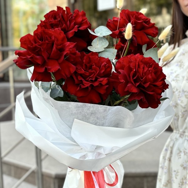 7 красных французских роз с эвкалиптом