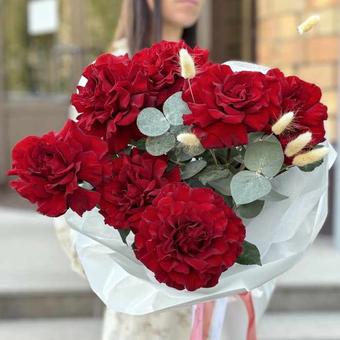 7 красных французских роз с эвкалиптом