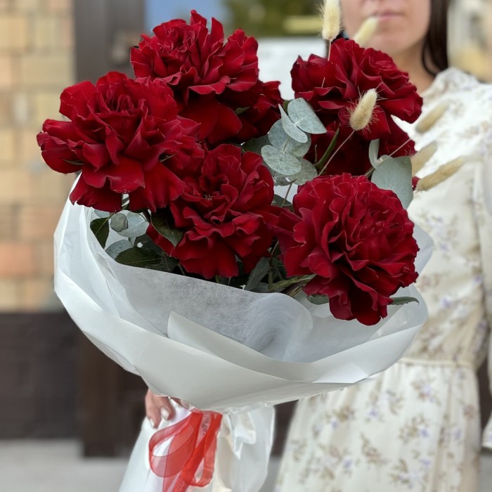 7 красных французских роз с эвкалиптом