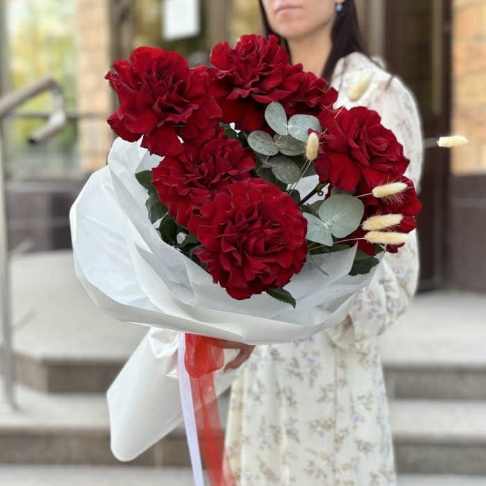 7 красных французских роз с эвкалиптом