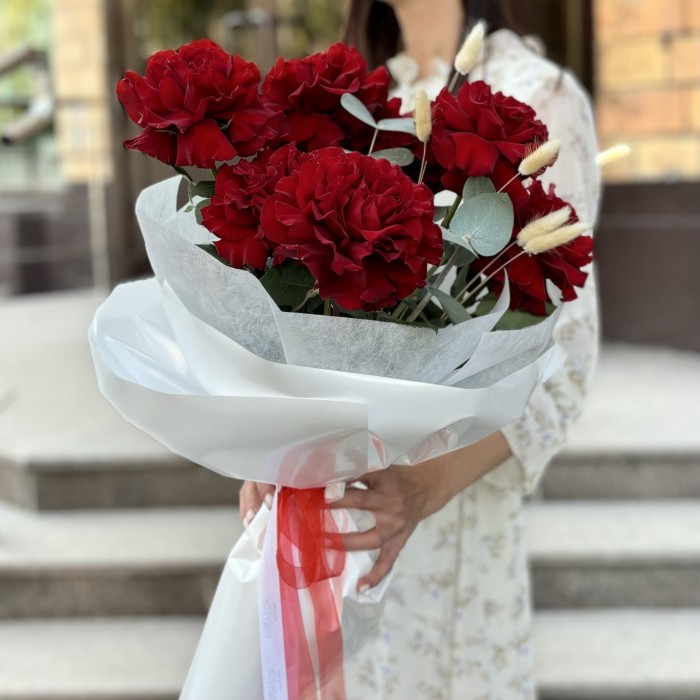 7 красных французских роз с эвкалиптом