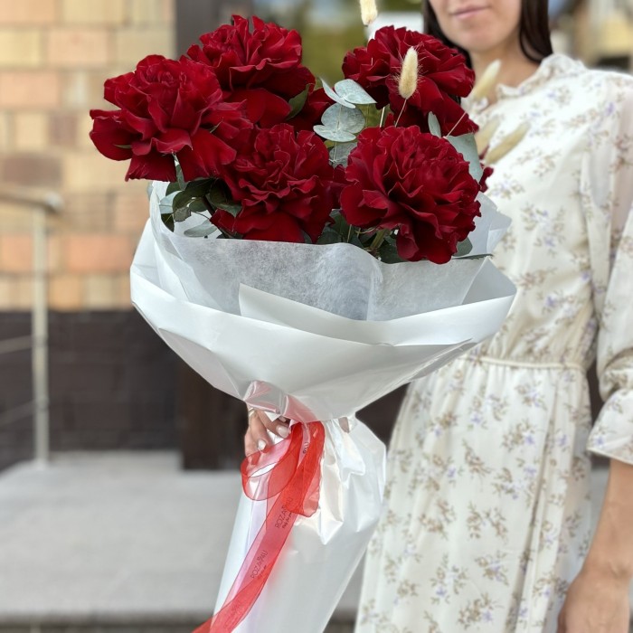 7 красных французских роз с эвкалиптом