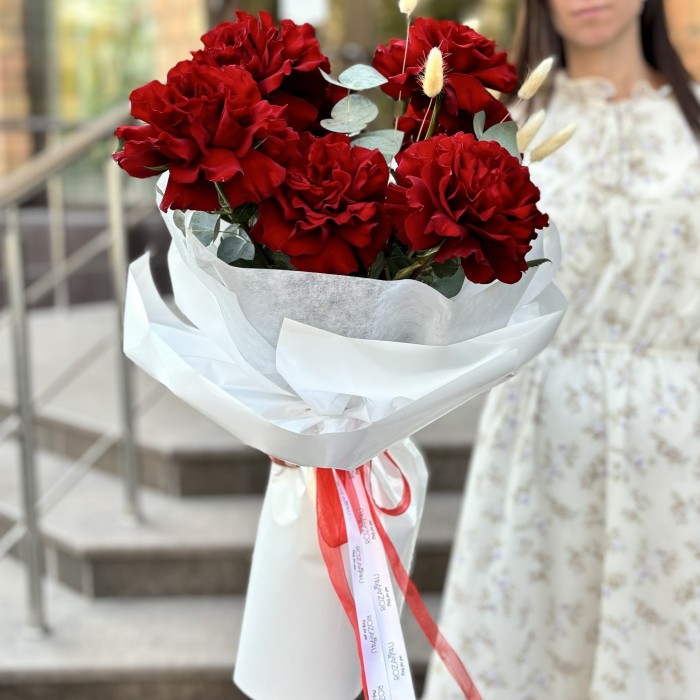 7 красных французских роз с эвкалиптом