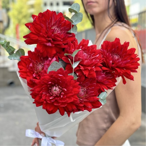 7 красных георгин