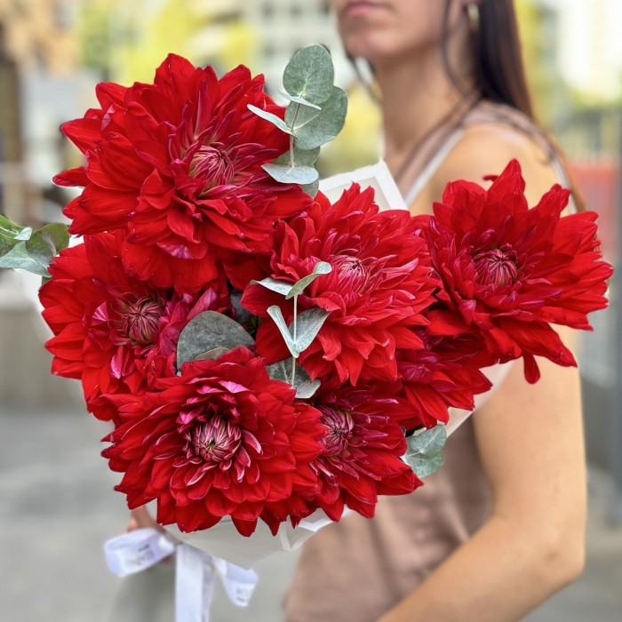 7 красных георгин