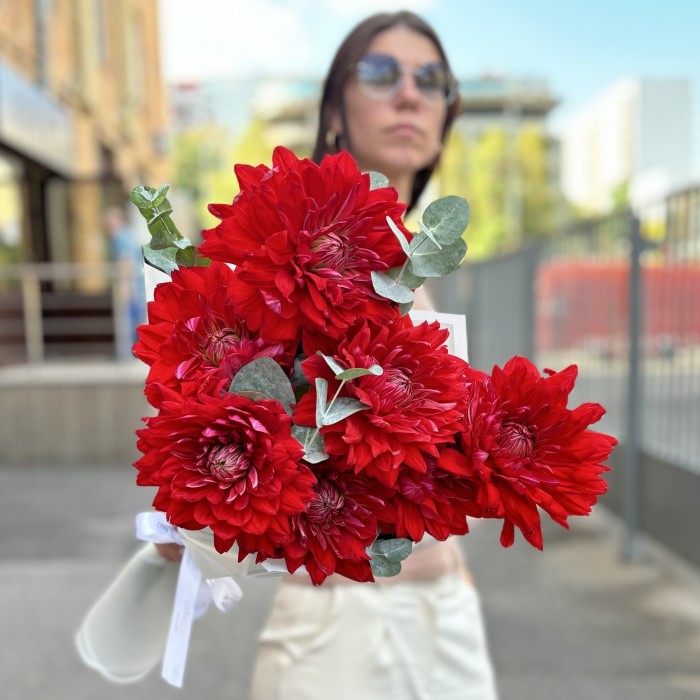 7 красных георгин