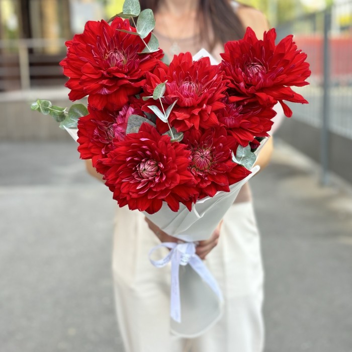 7 красных георгин