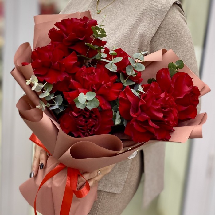 7 красных роз Хартс с эвкалиптом