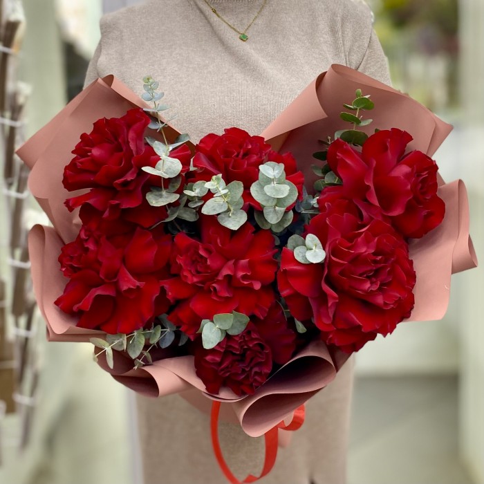 7 красных роз Хартс с эвкалиптом