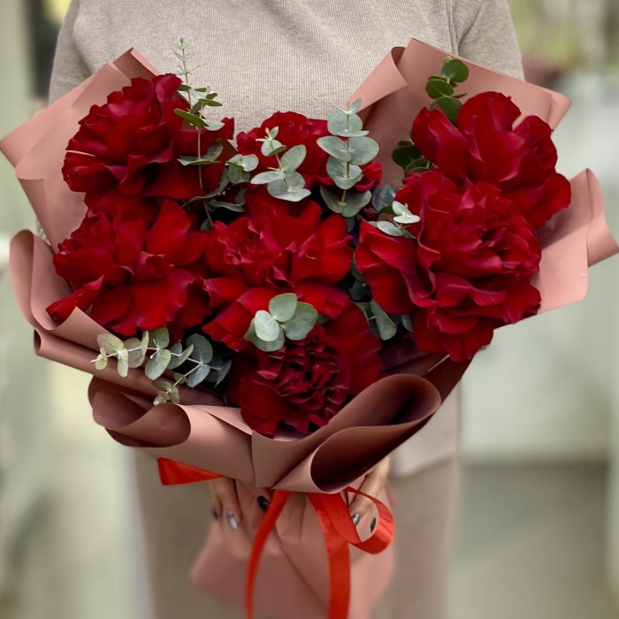 7 красных роз Хартс с эвкалиптом