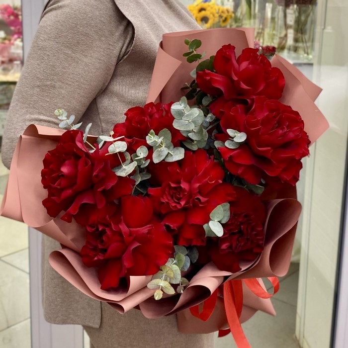 7 красных роз Хартс с эвкалиптом