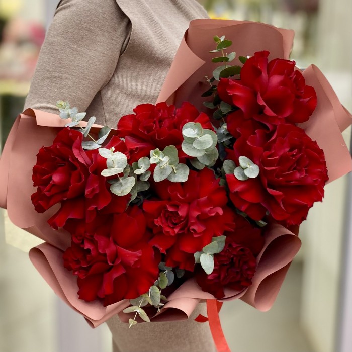 7 красных роз Хартс с эвкалиптом