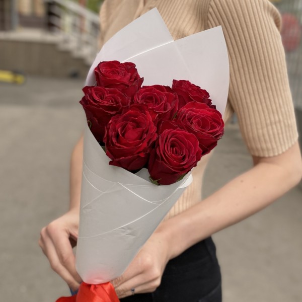 7 красных роз 40 см в упаковке