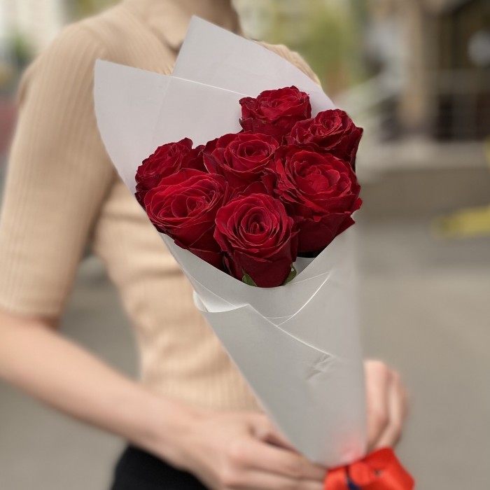 7 красных роз 40 см в упаковке