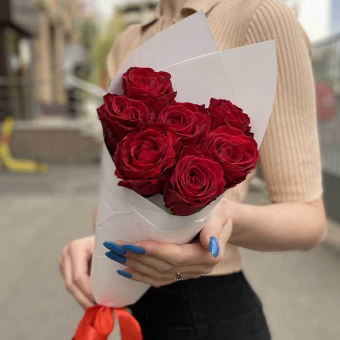 7 красных роз 40 см в упаковке