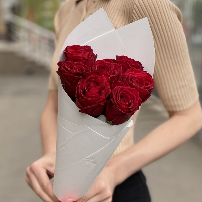 7 красных роз 40 см в упаковке