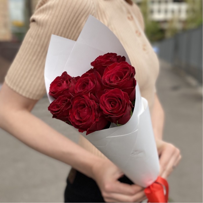 7 красных роз 40 см в упаковке