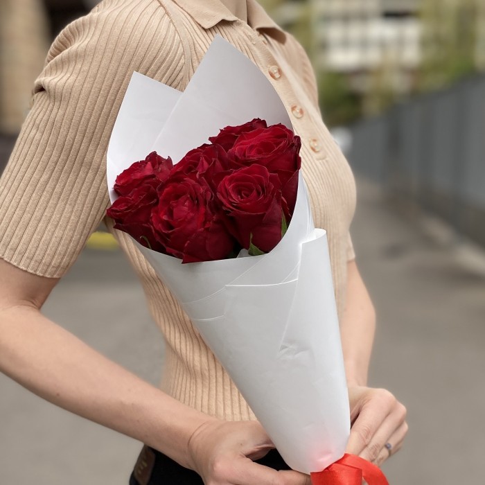 7 красных роз 40 см в упаковке