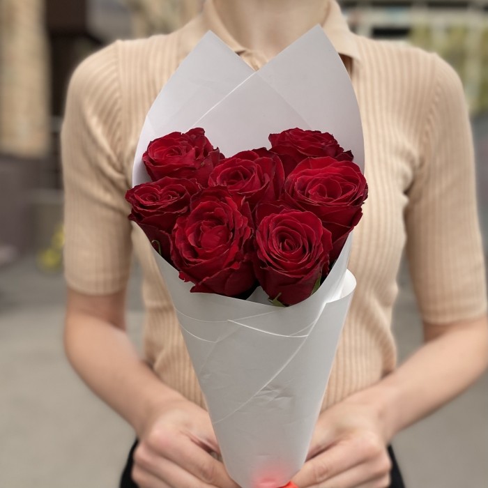7 красных роз 40 см в упаковке