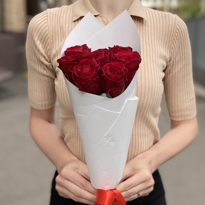 7 красных роз 40 см в упаковке