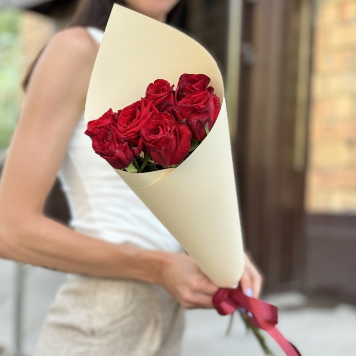 7 красных роз 60 см