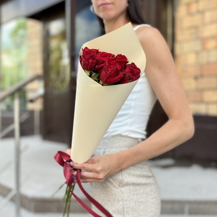 7 красных роз 60 см
