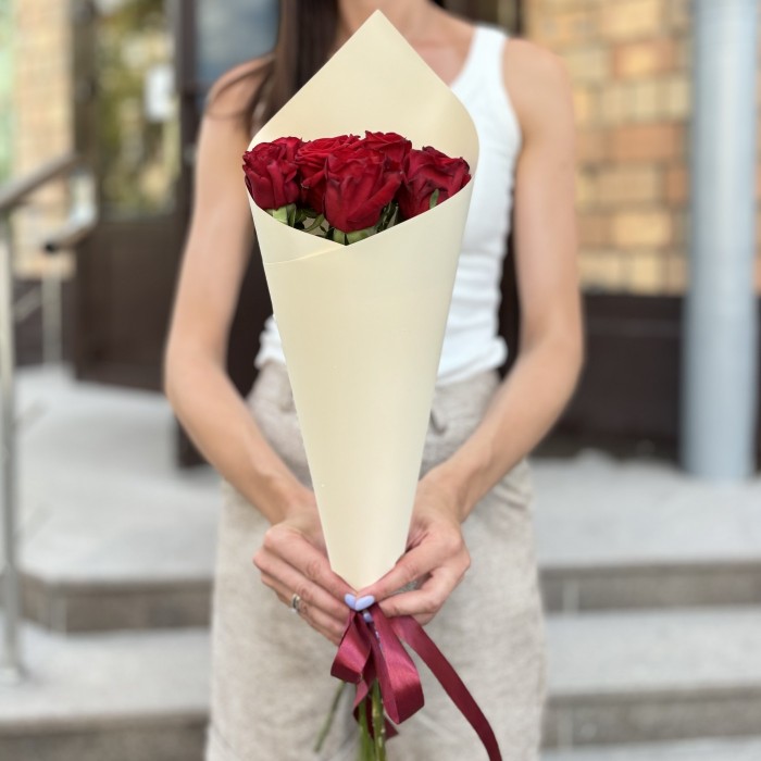 7 красных роз 60 см