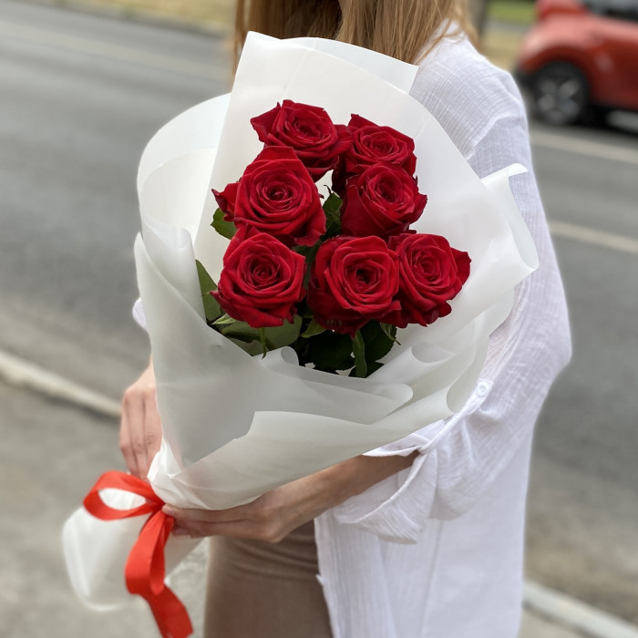 7 красных роз 70 см