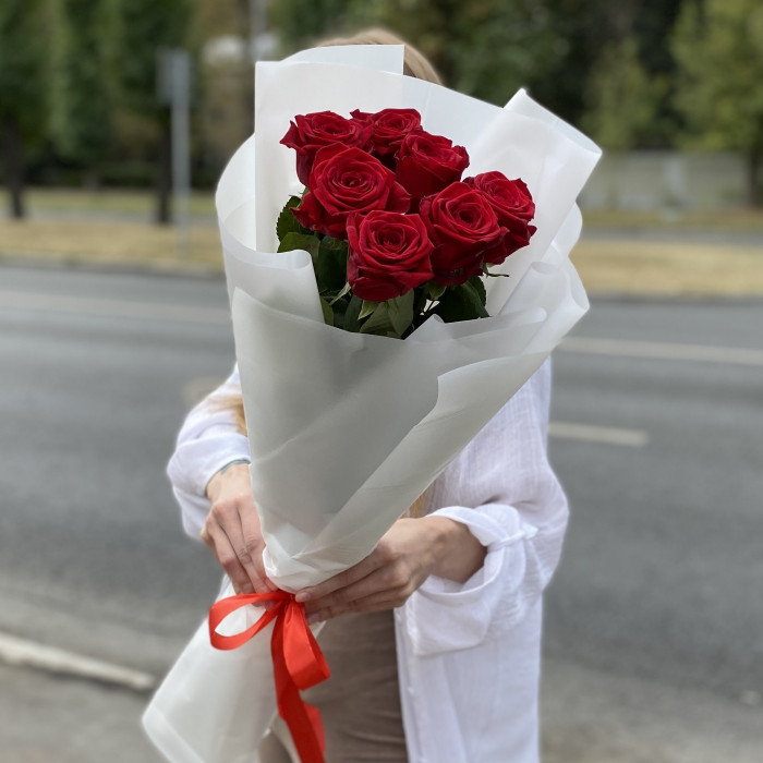 7 красных роз 70 см