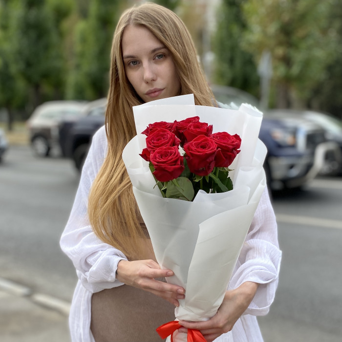 7 красных роз 70 см