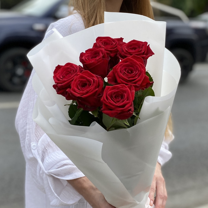7 красных роз 70 см