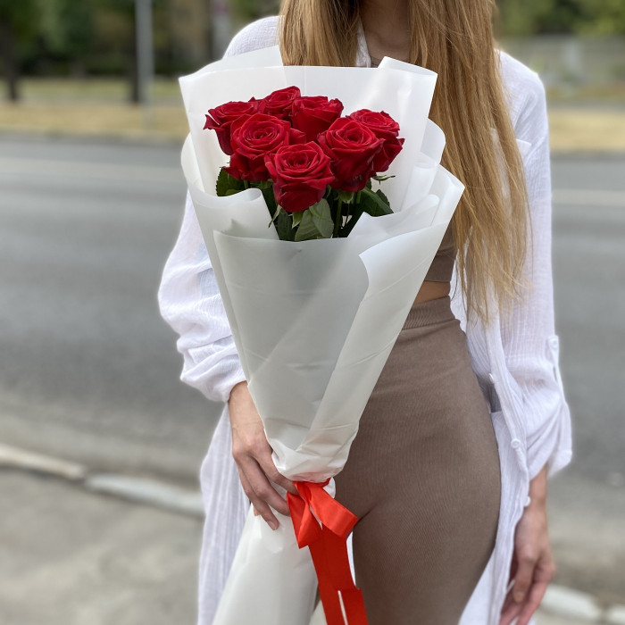 7 красных роз 70 см