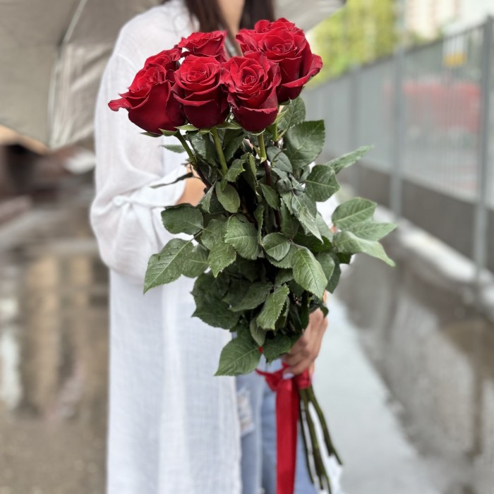 7 красных роз Эксплорер 80 см