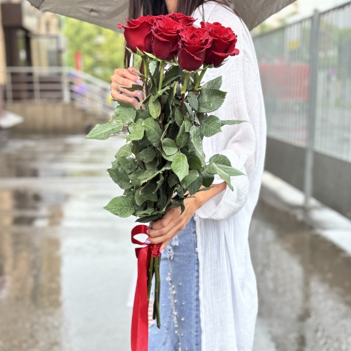 7 красных роз Эксплорер 80 см