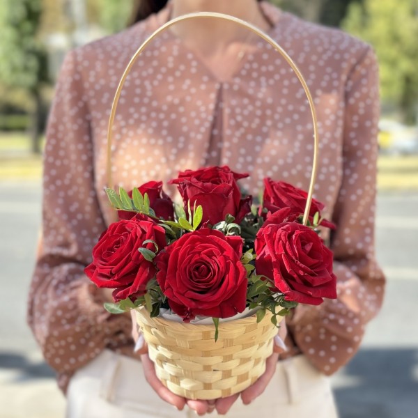 7 красных роз Ред Наоми в корзинке
