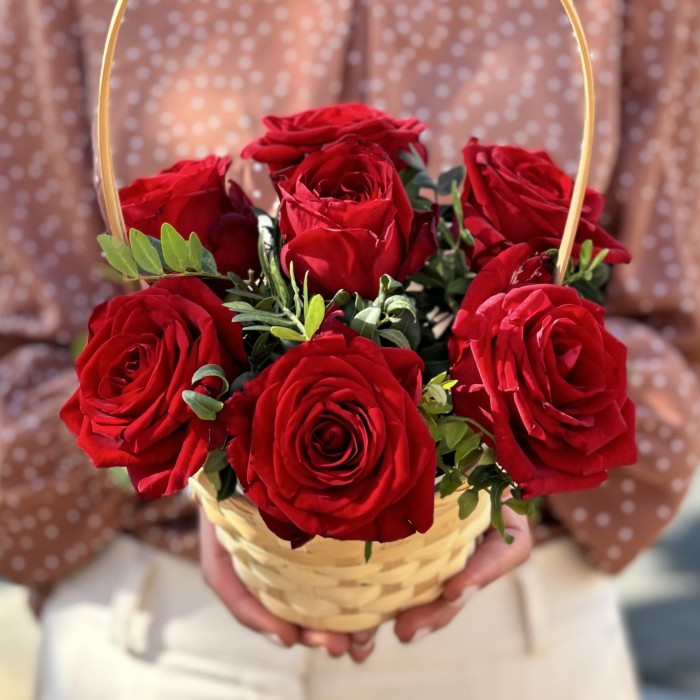7 красных роз Ред Наоми в корзинке