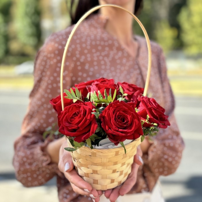 7 красных роз Ред Наоми в корзинке