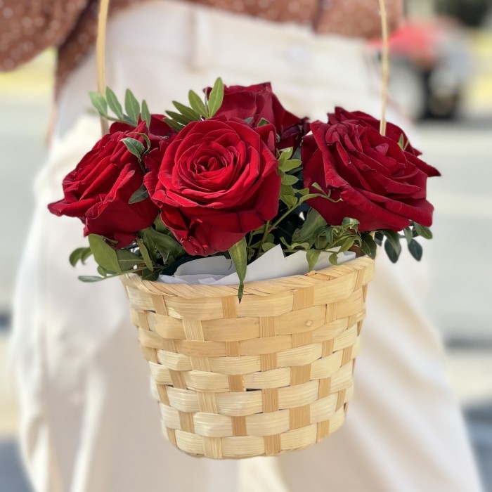 7 красных роз Ред Наоми в корзинке