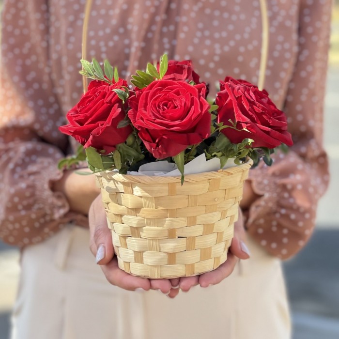 7 красных роз Ред Наоми в корзинке