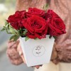 7 красных роз Ред Наоми в квадратной коробке