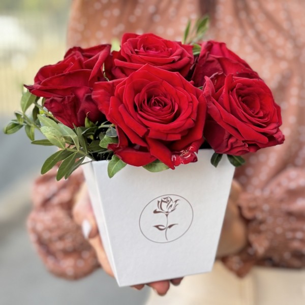 7 красных роз Ред Наоми в квадратной коробке