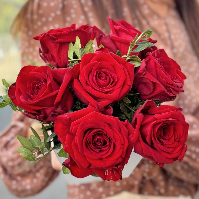 7 красных роз Ред Наоми в квадратной коробке