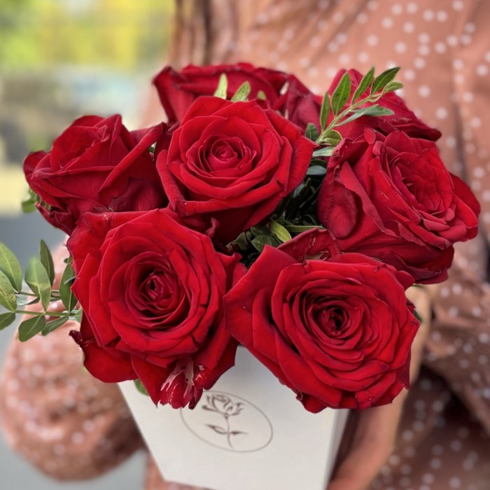 7 красных роз Ред Наоми в квадратной коробке
