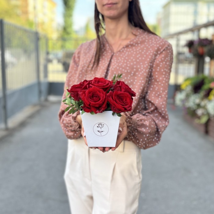 7 красных роз Ред Наоми в квадратной коробке