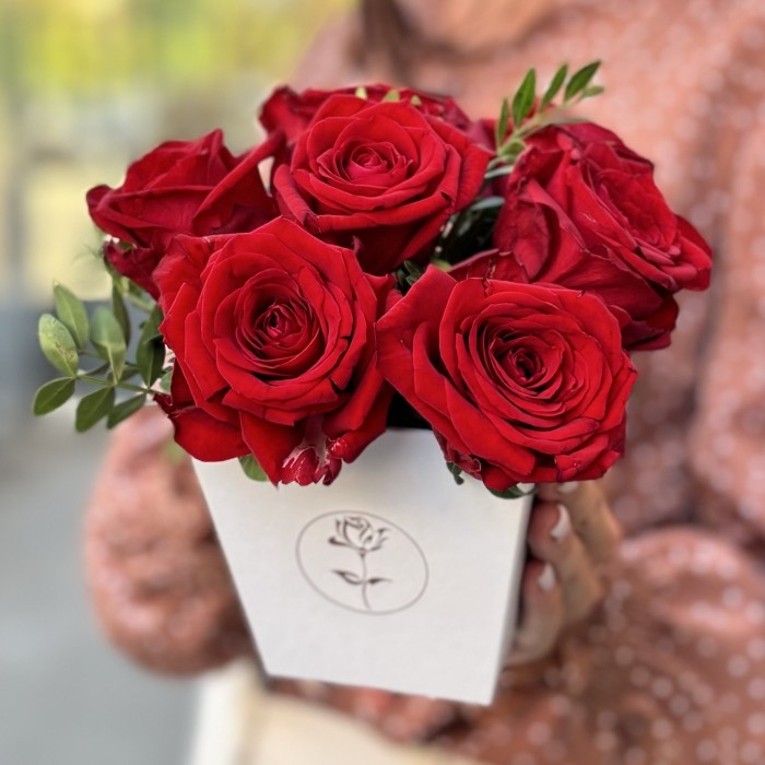 7 красных роз Ред Наоми в квадратной коробке