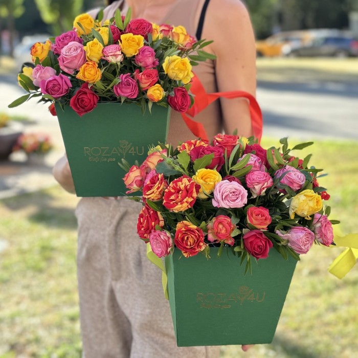 7 ярких кустовых и пионовидных роз в коробке MIX