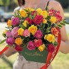 7 ярких кустовых и пионовидных роз в коробке MIX