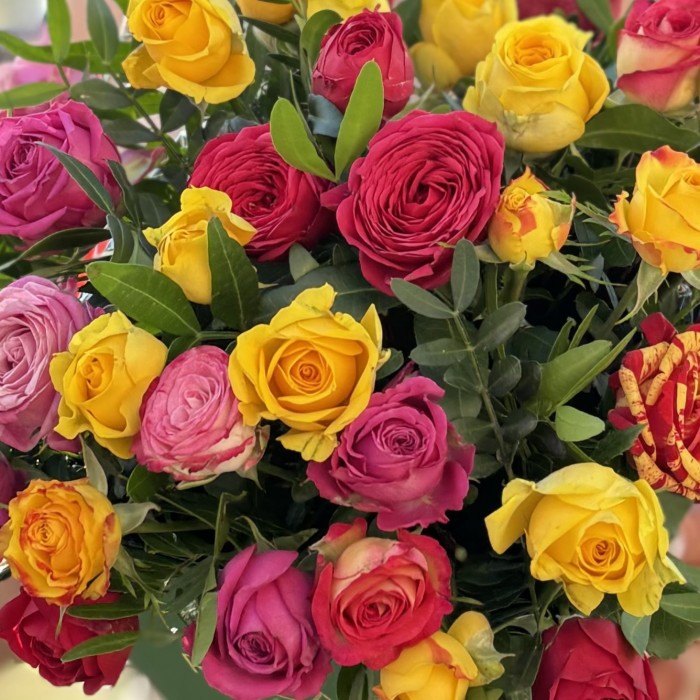 7 ярких кустовых и пионовидных роз в коробке MIX